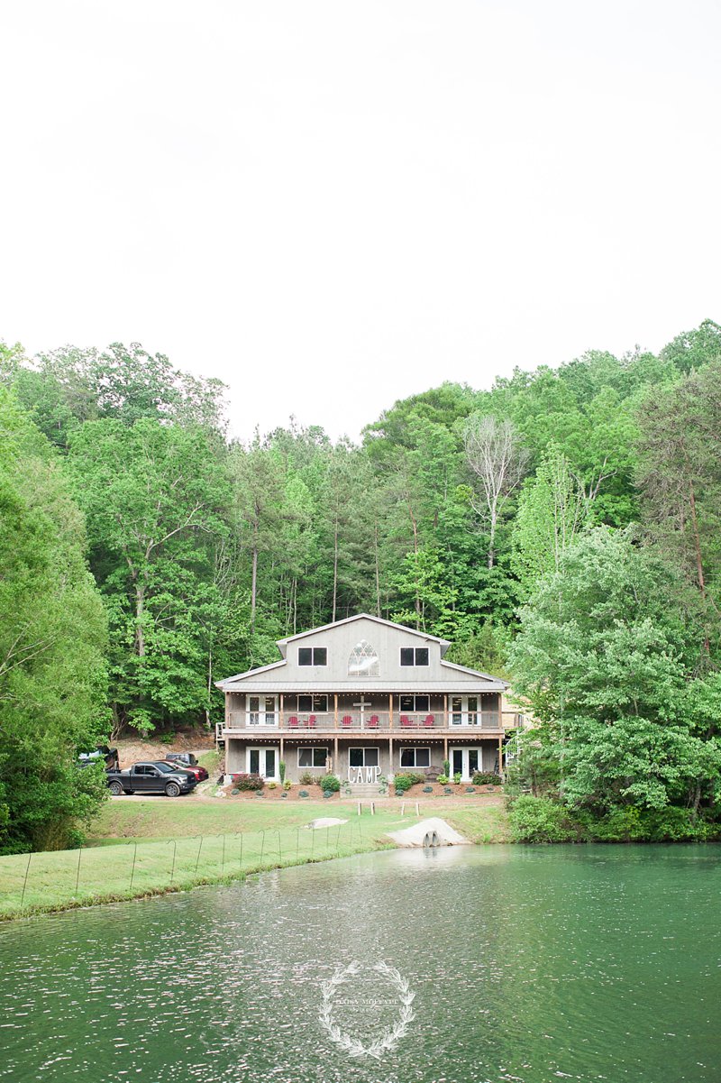 This Georgia camp wedding at Pigeon Mountain Crossing was stunning with sunset photos and handmade bouquets
