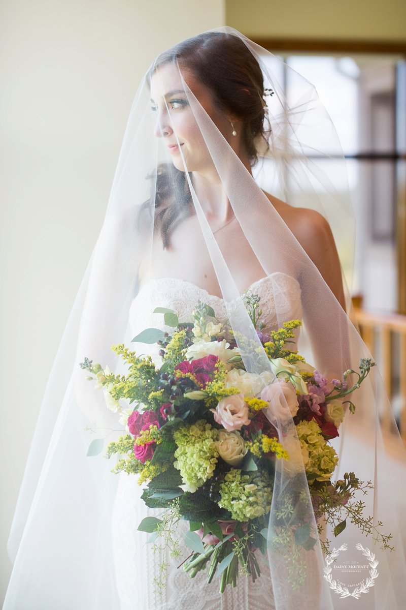 This urban lawn wedding featuring Chattanooga photographer Daisy Moffatt Photography and Chattanooga florist Humphrey's was a gorgeous combo of candid and relaxed moments.