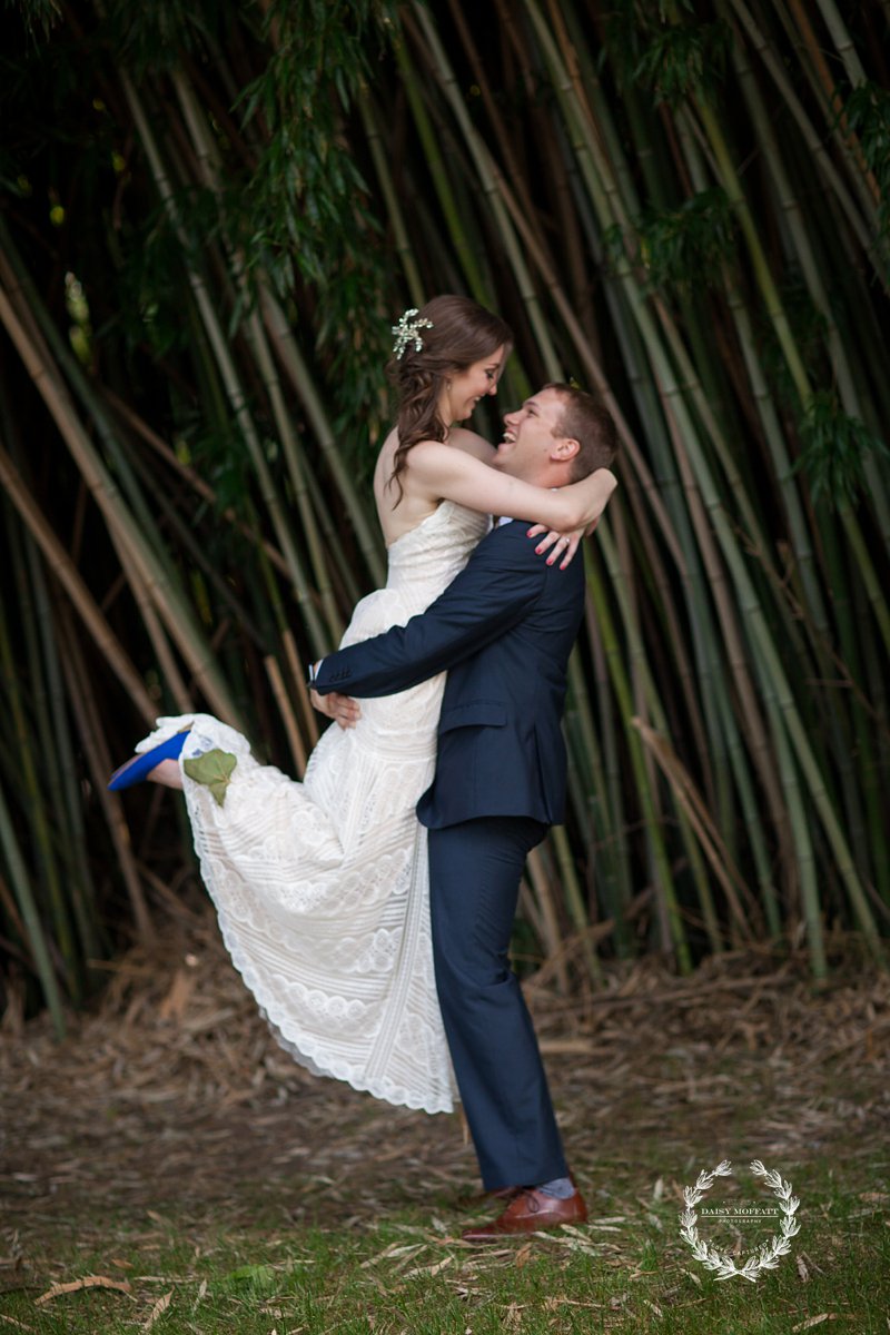 This urban lawn wedding featuring Chattanooga photographer Daisy Moffatt Photography and Chattanooga florist Humphrey's was a gorgeous combo of candid and relaxed moments.