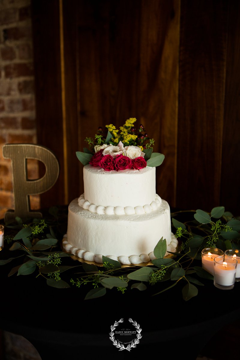 This urban lawn wedding featuring Chattanooga photographer Daisy Moffatt Photography and Chattanooga florist Humphrey's was a gorgeous combo of candid and relaxed moments.